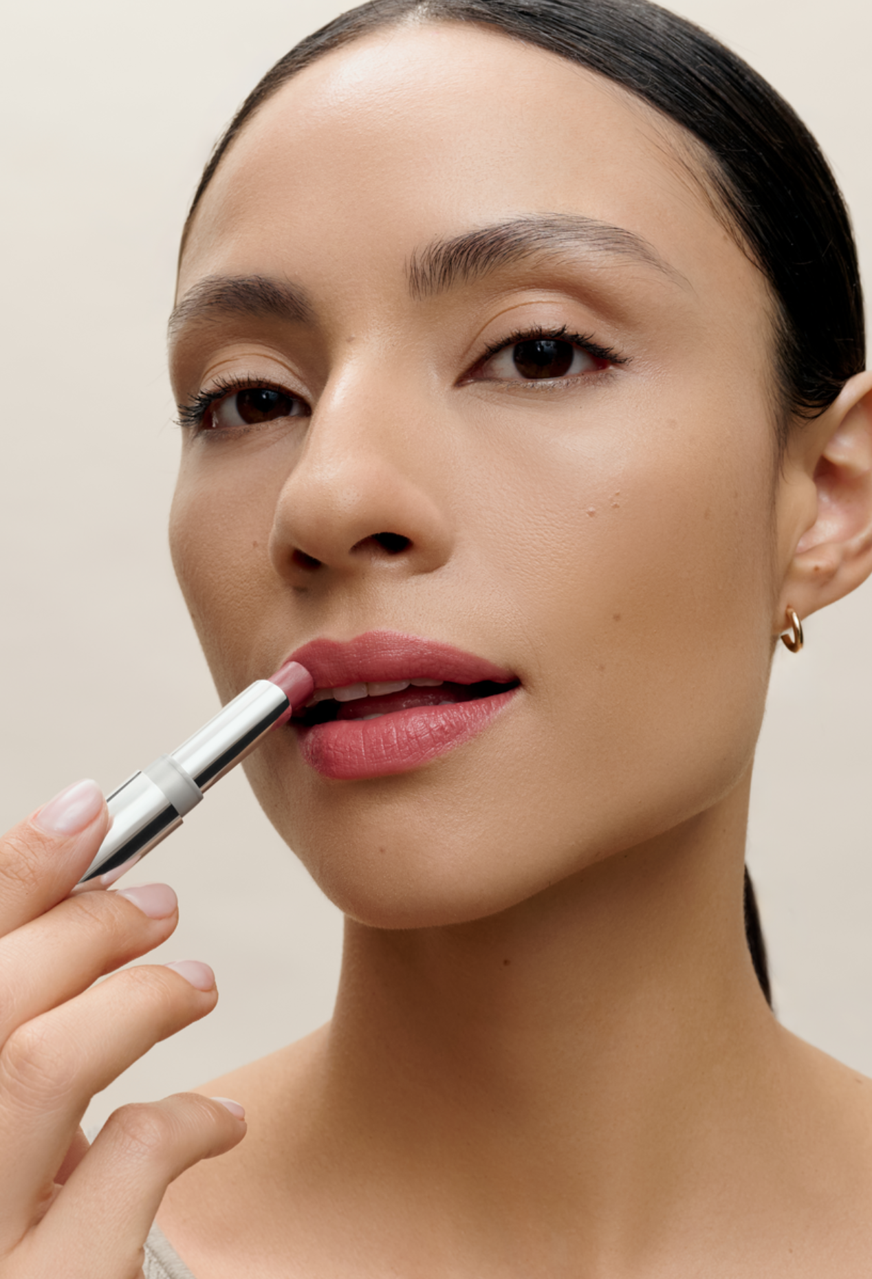 lavera Melting Glow Lipstick -Glazed Cherry 01- in der Anwendung