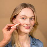 lavera Multi Balm -Sundown Gold 03- in der Anwendung