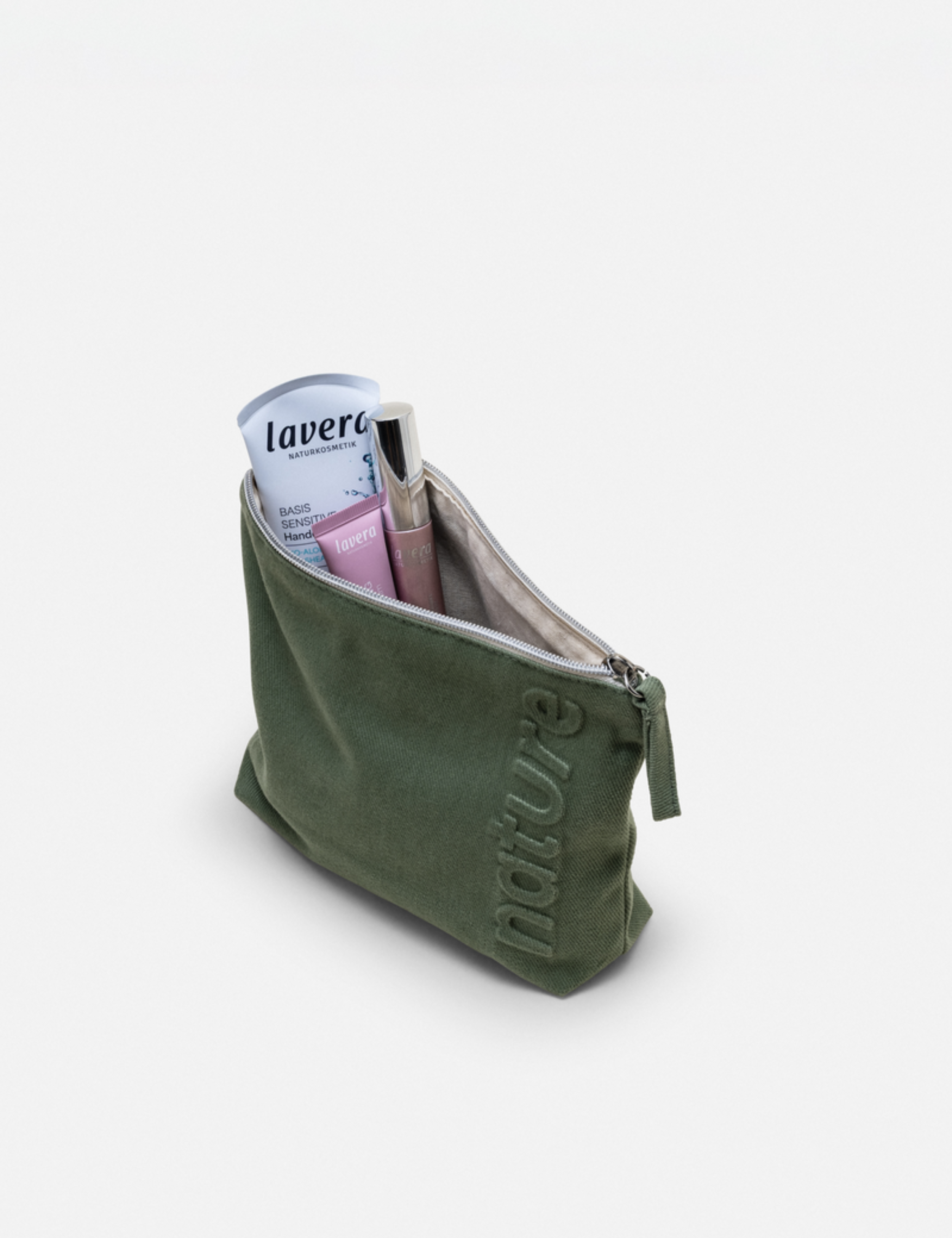 lavera Kosmetyczka – Sage Green podczas aplikacji