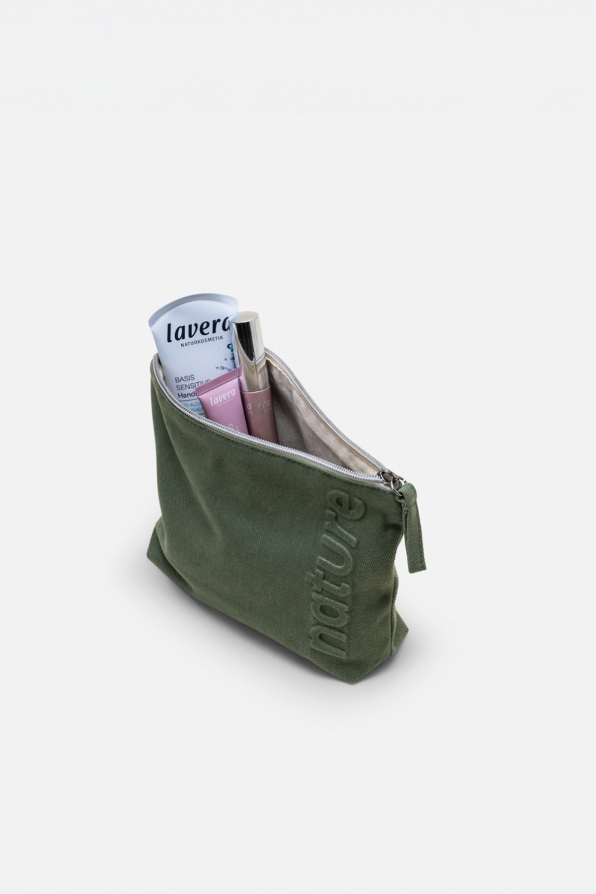 lavera Kosmetyczka – Sage Green podczas aplikacji