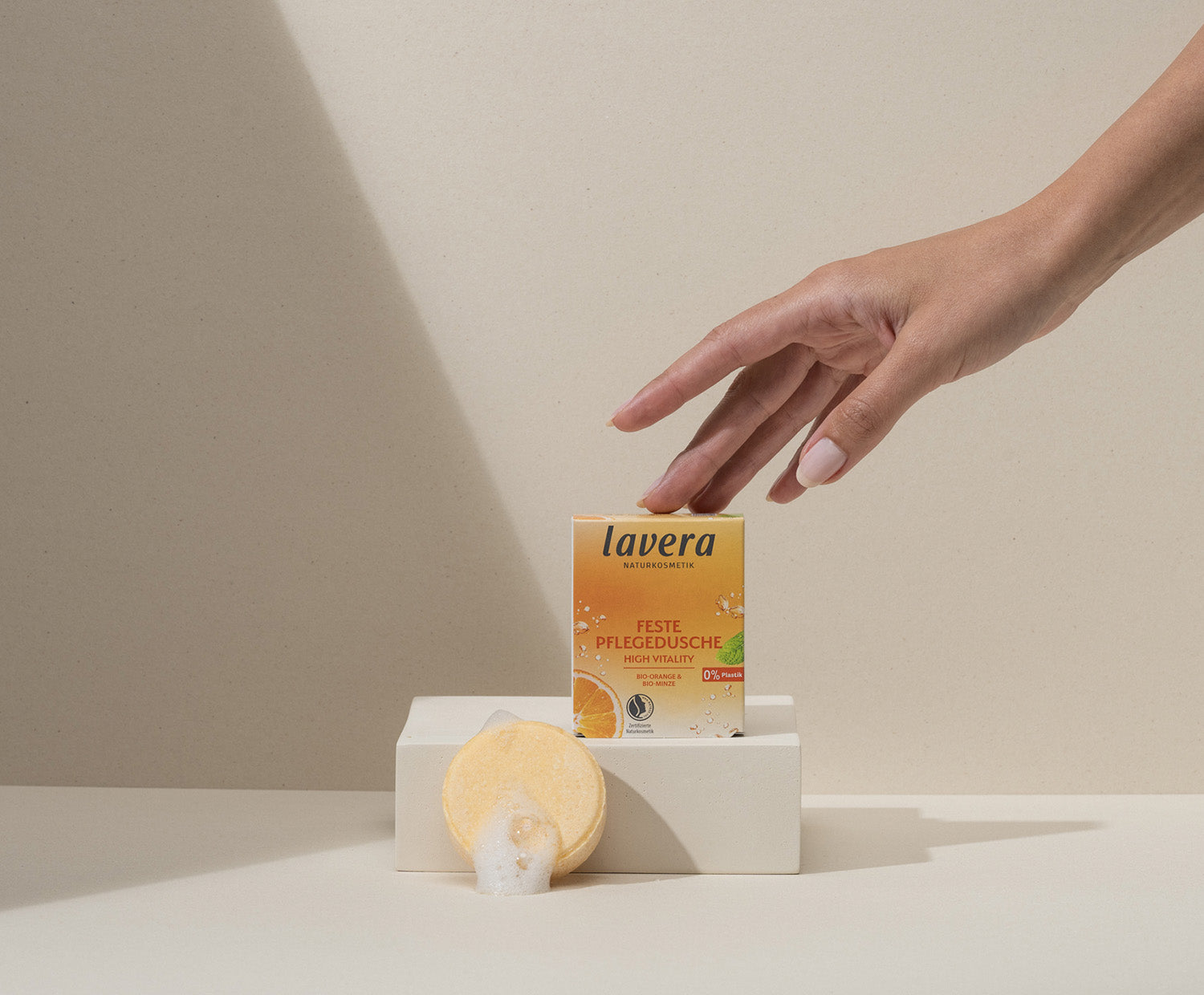 lavera lavera żel pod prysznic w kostce High Vitality podczas aplikacji
