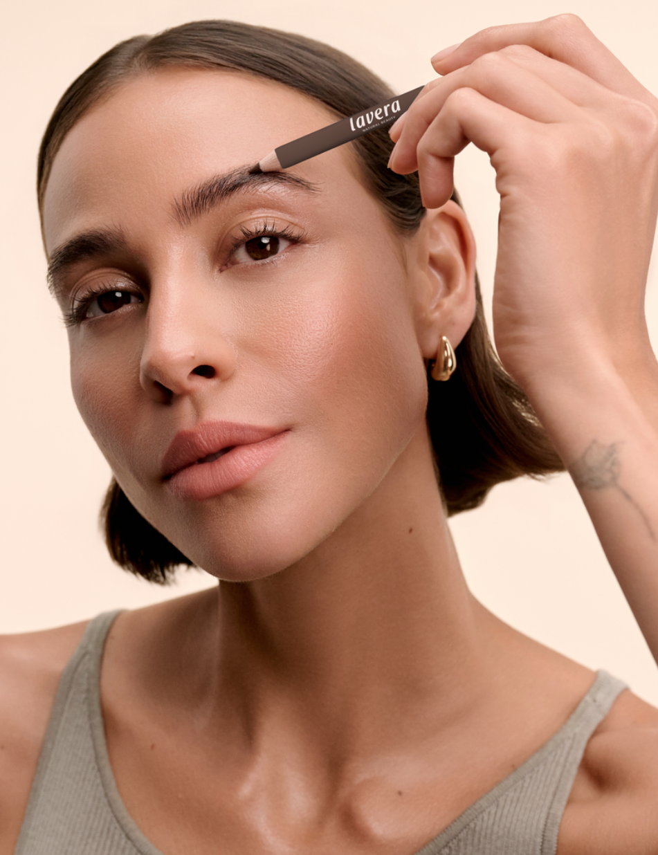 lavera Eyebrow Pencil -Brown 01- podczas aplikacji