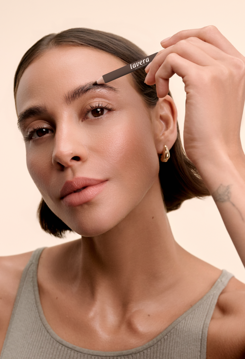 lavera Eyebrow Pencil -Brown 01- podczas aplikacji