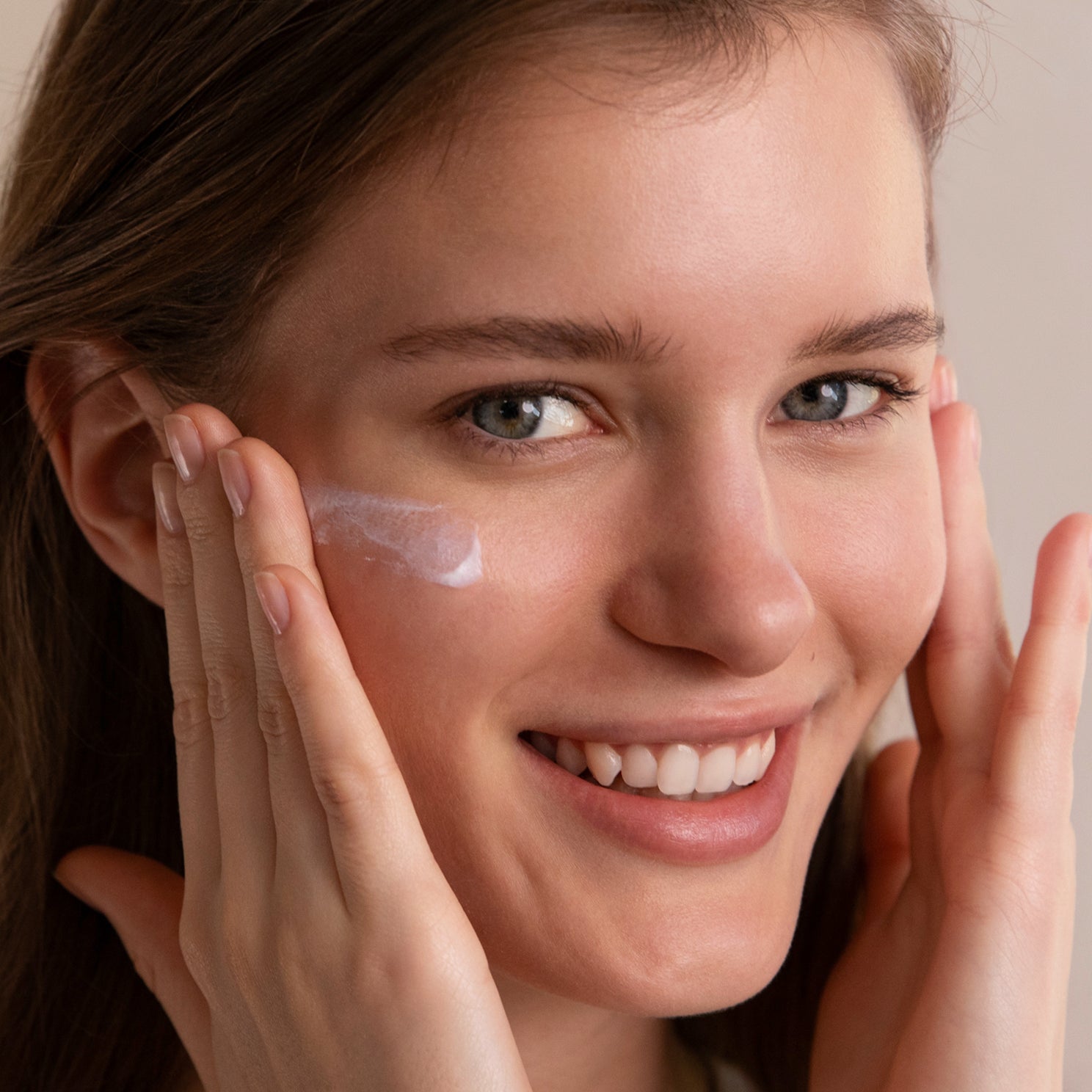 lavera Fluid przeciwsłoneczny Anti-UV SPF 30 podczas aplikacji