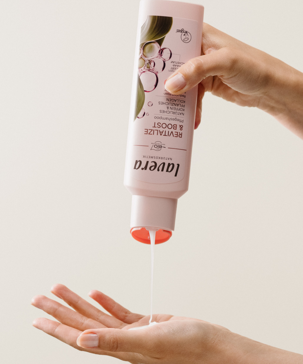 lavera Szampon pielęgnacyjny Revitalize & Boost podczas aplikacji