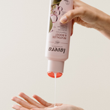 lavera Szampon pielęgnacyjny Revitalize & Boost podczas aplikacji