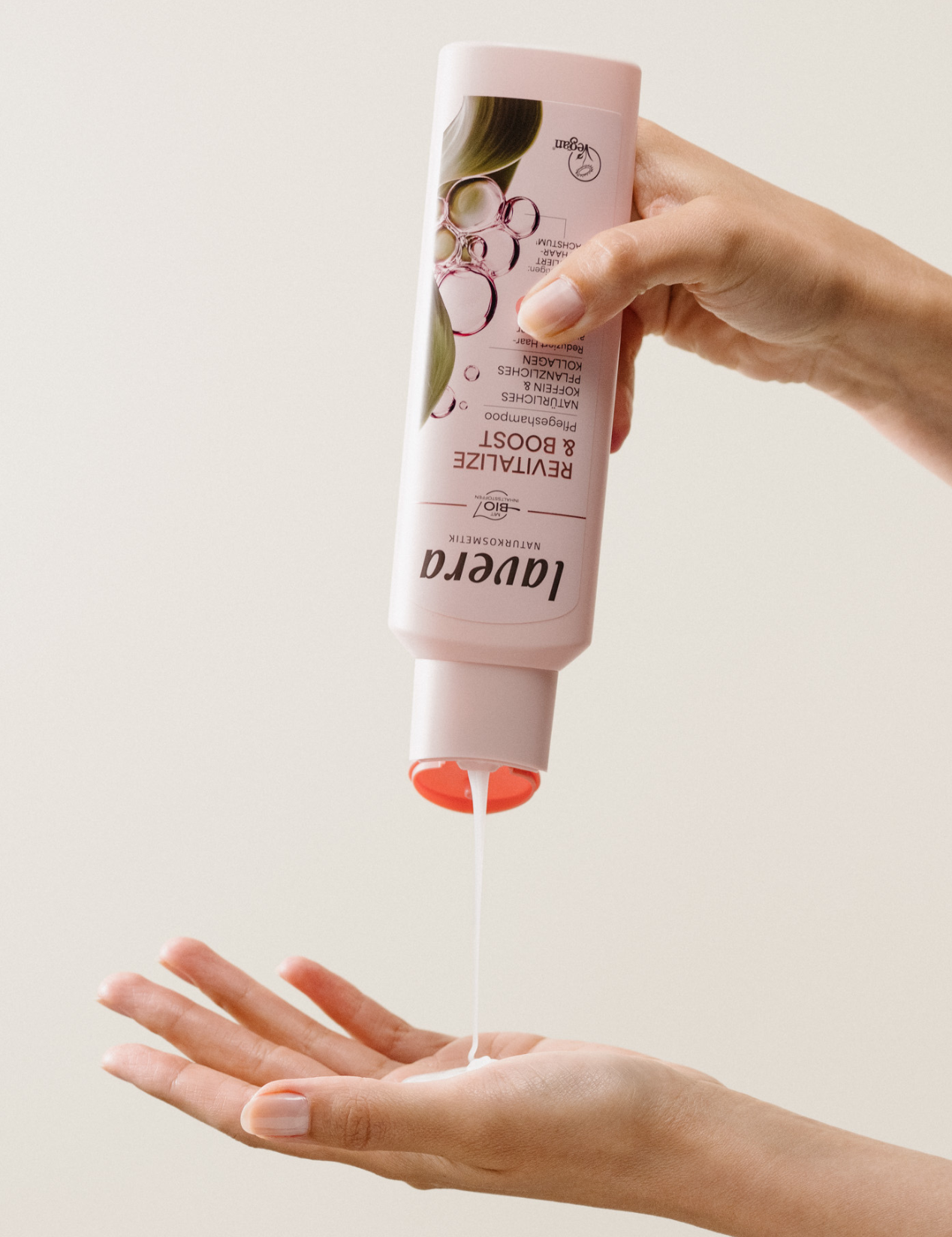 lavera Szampon pielęgnacyjny Revitalize & Boost podczas aplikacji