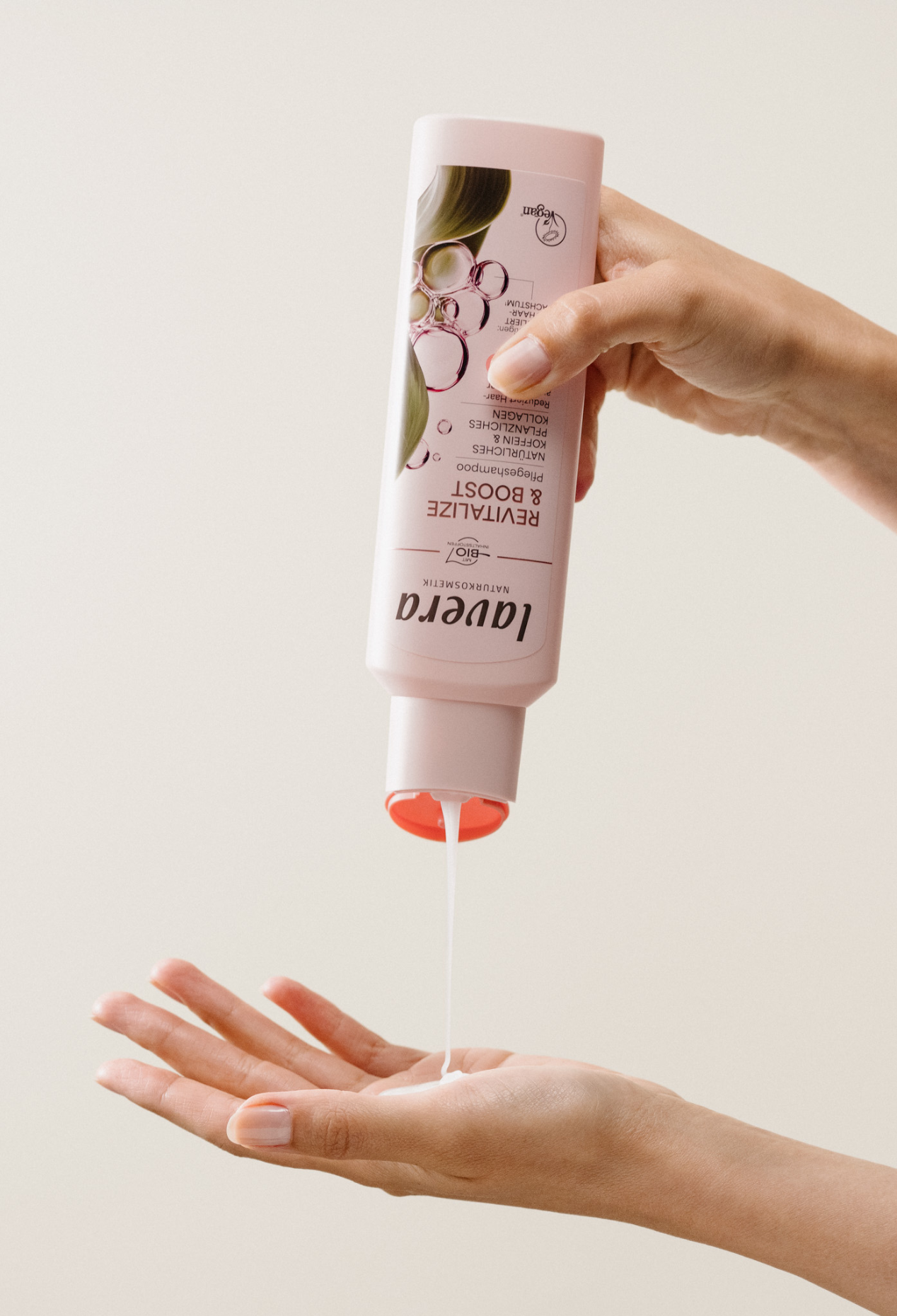 lavera Szampon pielęgnacyjny Revitalize & Boost podczas aplikacji