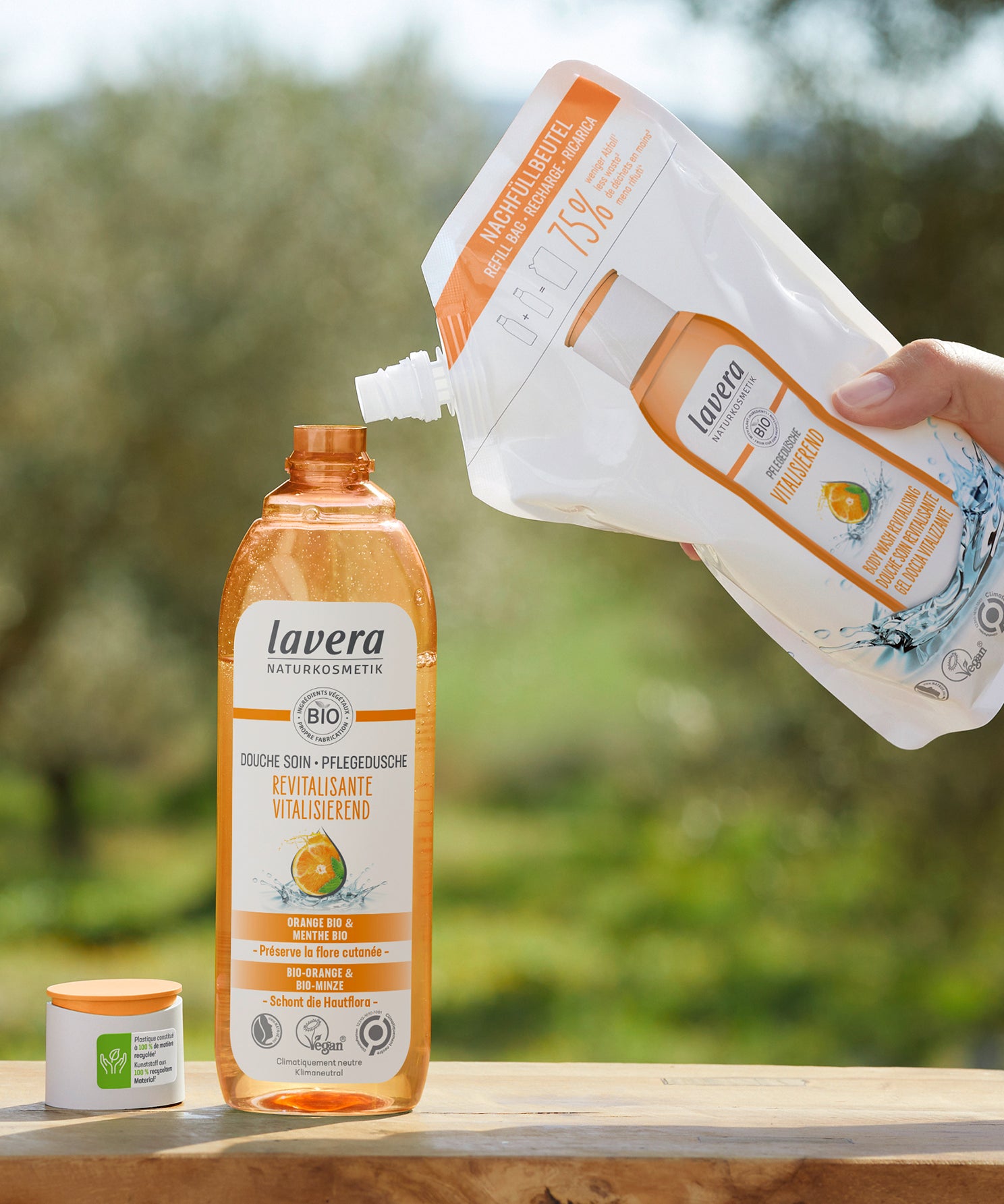 lavera Nachfüllbeutel  Pflegedusche Vitalisierend in der Anwendung