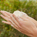 lavera Festes Pflegeshampoo Volumen & Kraft in der Anwendung