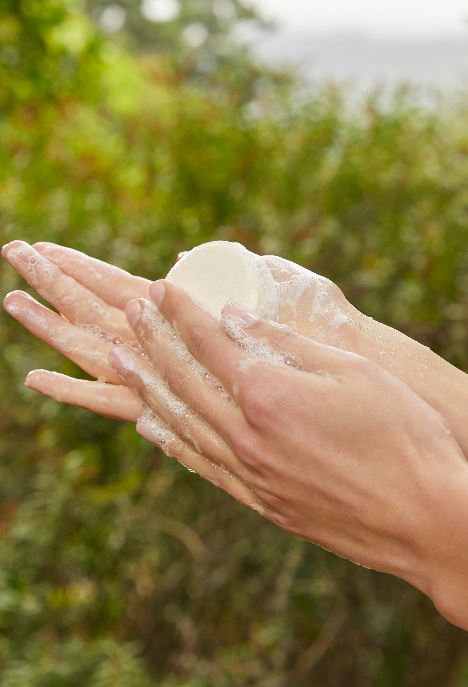 lavera Festes Pflegeshampoo Volumen & Kraft in der Anwendung