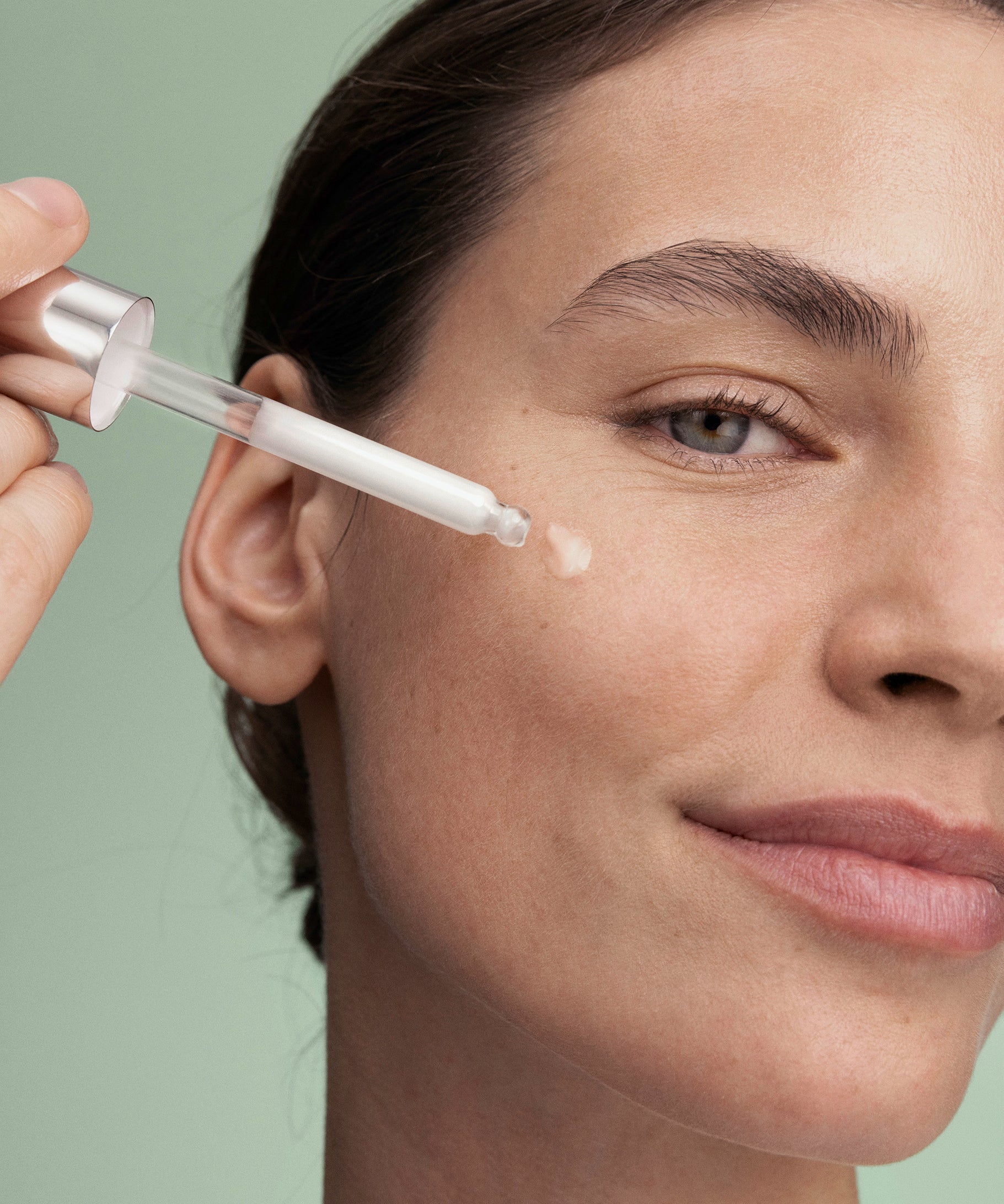 lavera Pure Beauty Serum in der Anwendung