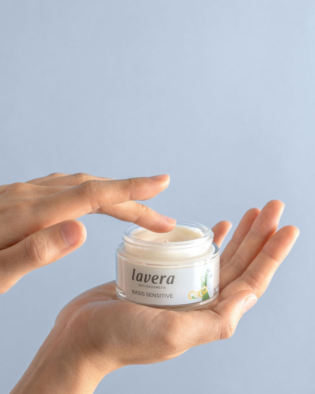 lavera Basis Sensitive Q10 Tagescreme in einer Handfläche