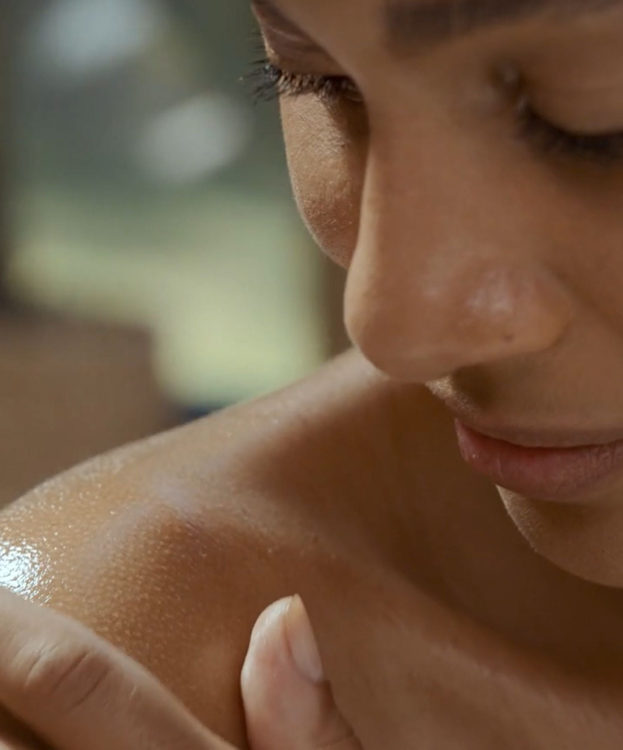 Frau massiert das Pflegeöl ein