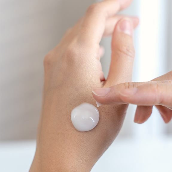 Krem nakładany kroplami na grzbiet dłoni