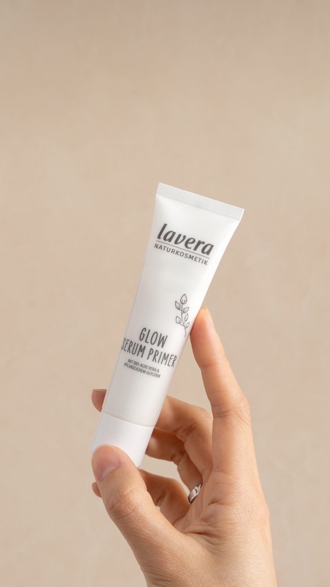 Glow Serum Primer in der Hand gehalten