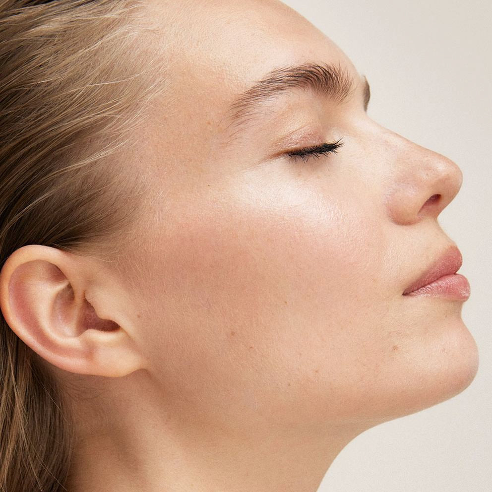 Portret z boku kobiety z promieniującym blaskiem