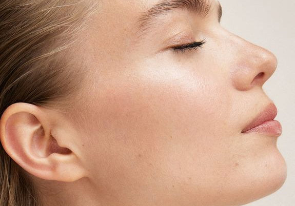 Seitenprofil einer Frau mit strahlender, gepflegter Haut