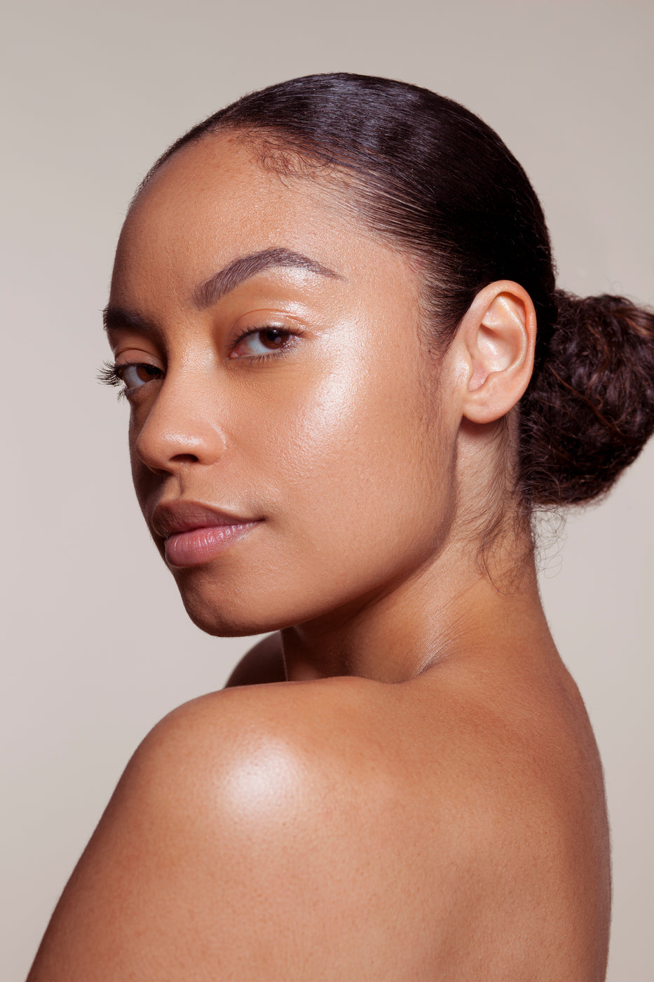 Dunkelhäutige Frau mit freien Schultern