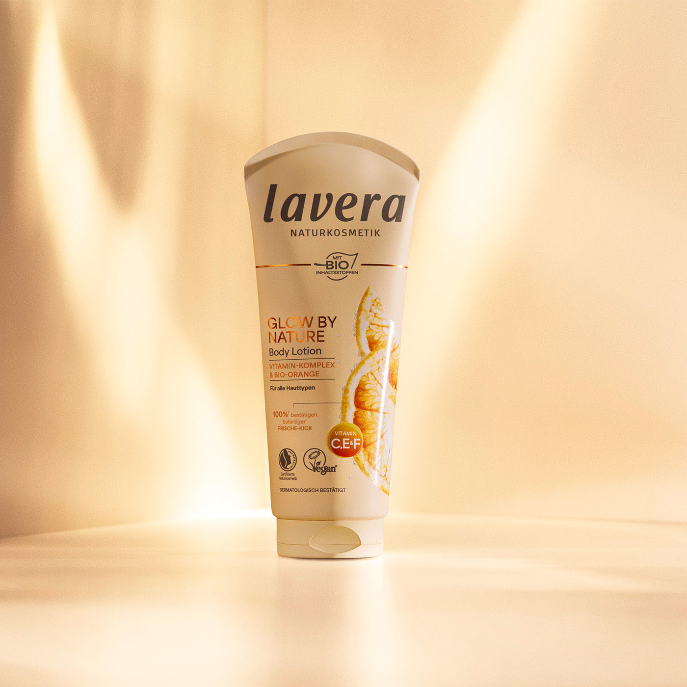 Glow by Nature Bodylotion mit goldendem Hintergrund