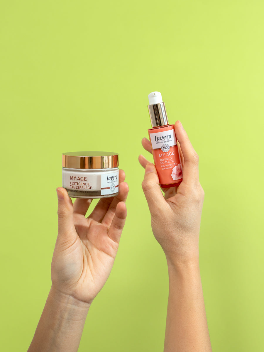 Eine lavera Ma Age Produktauswahl auf hellgrünem Hintergrund