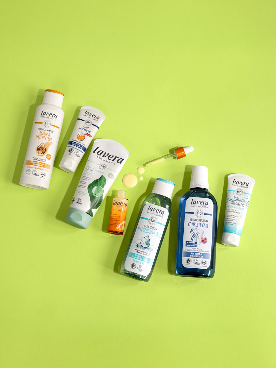 Eine lavera Produktauswahl auf hellgrünem Hintergrund