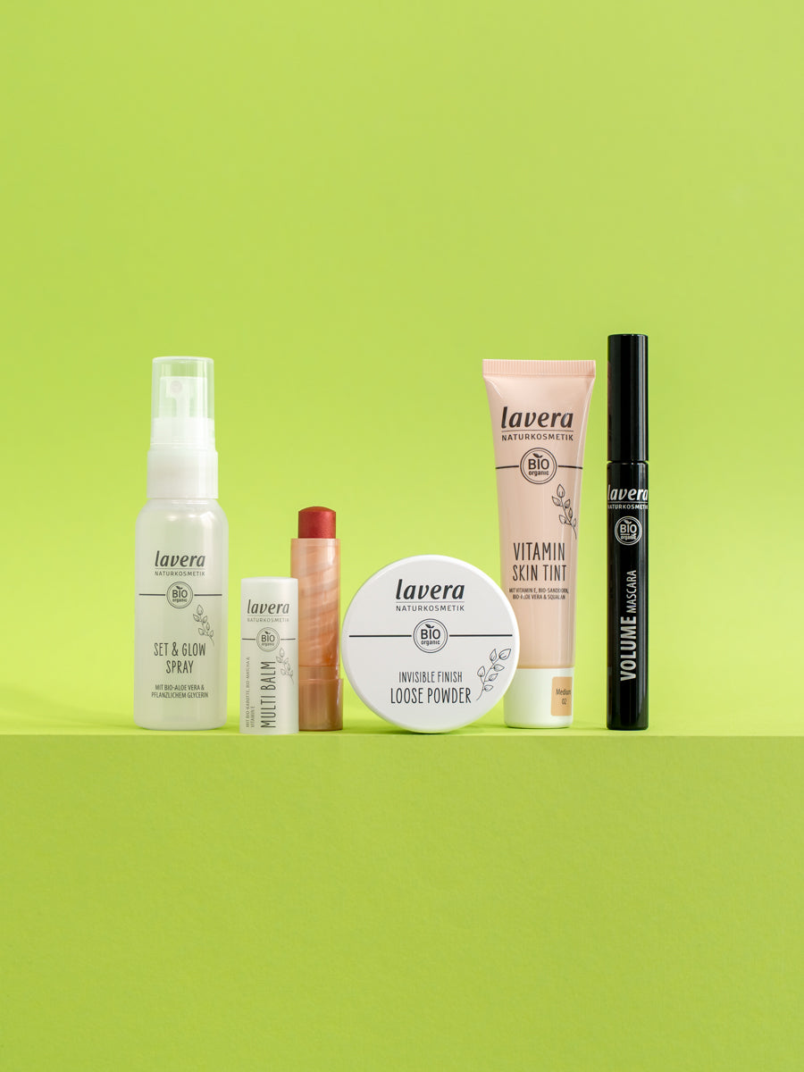 Eine lavera Make-up Produktauswahl auf hellgrünem Hintergrund