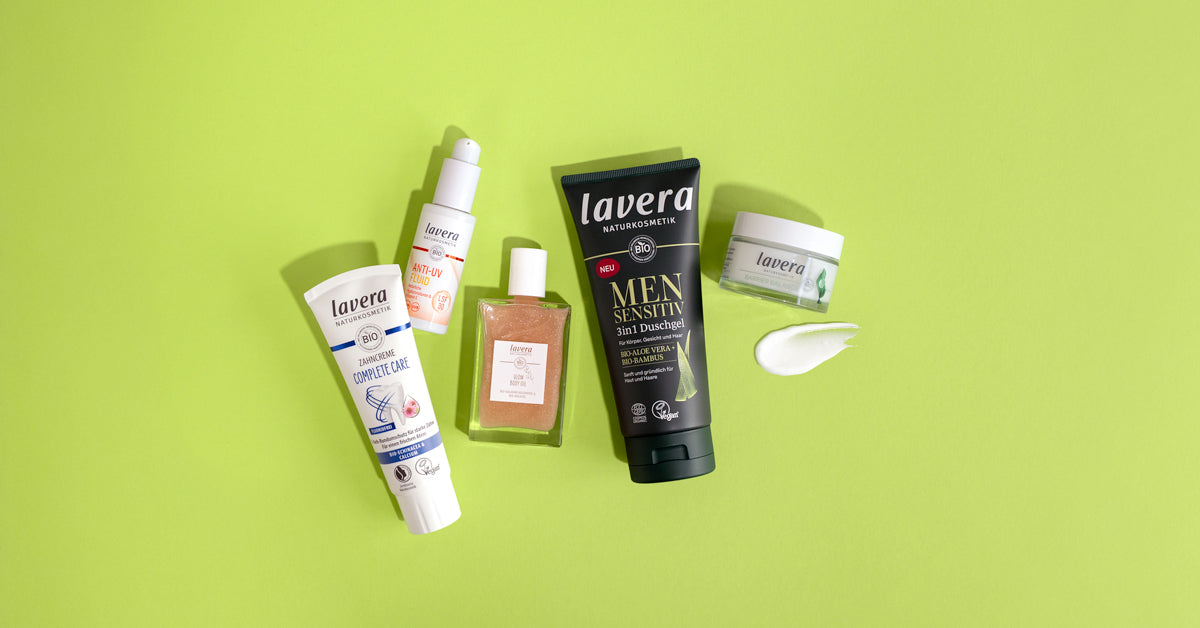 Eine lavera Produktauswahl auf hellgrünem Hintergrund