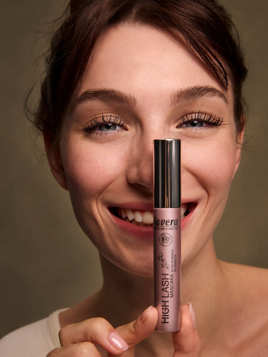 Eine Frau hält den lavera High Lash Mascara in der Hand