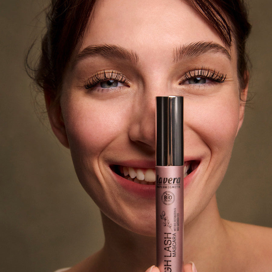 Kobieta trzyma w dłoni lavera High Lash Mascara