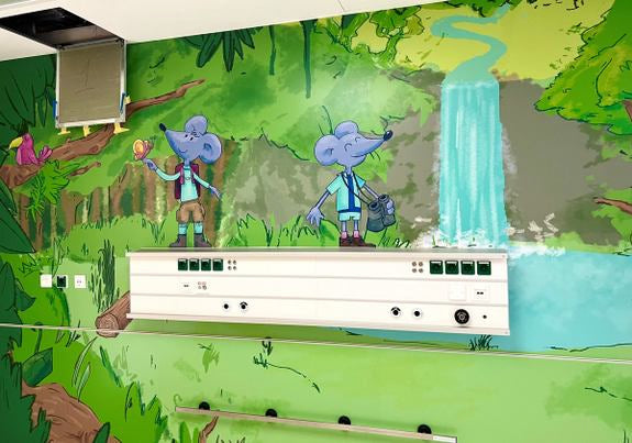 Kolorowy mural ścienny: dwie komiksowe myszy w lesie przed wodospadem