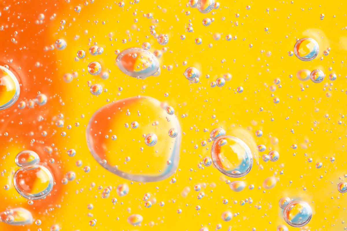 gelb-orangene Bubbles in Flüssigkeit