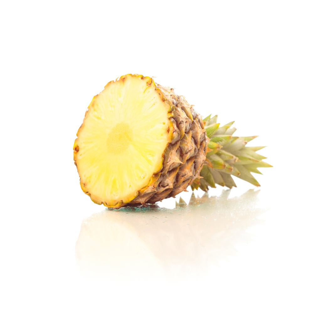 Halbe Ananas mit Schale und Strunk in der Mitte aufgeschnitten