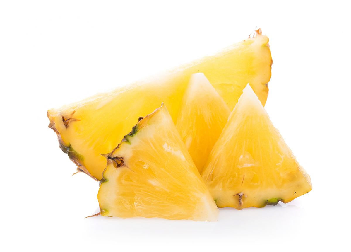 Vier Ananasstücke nebeneinander