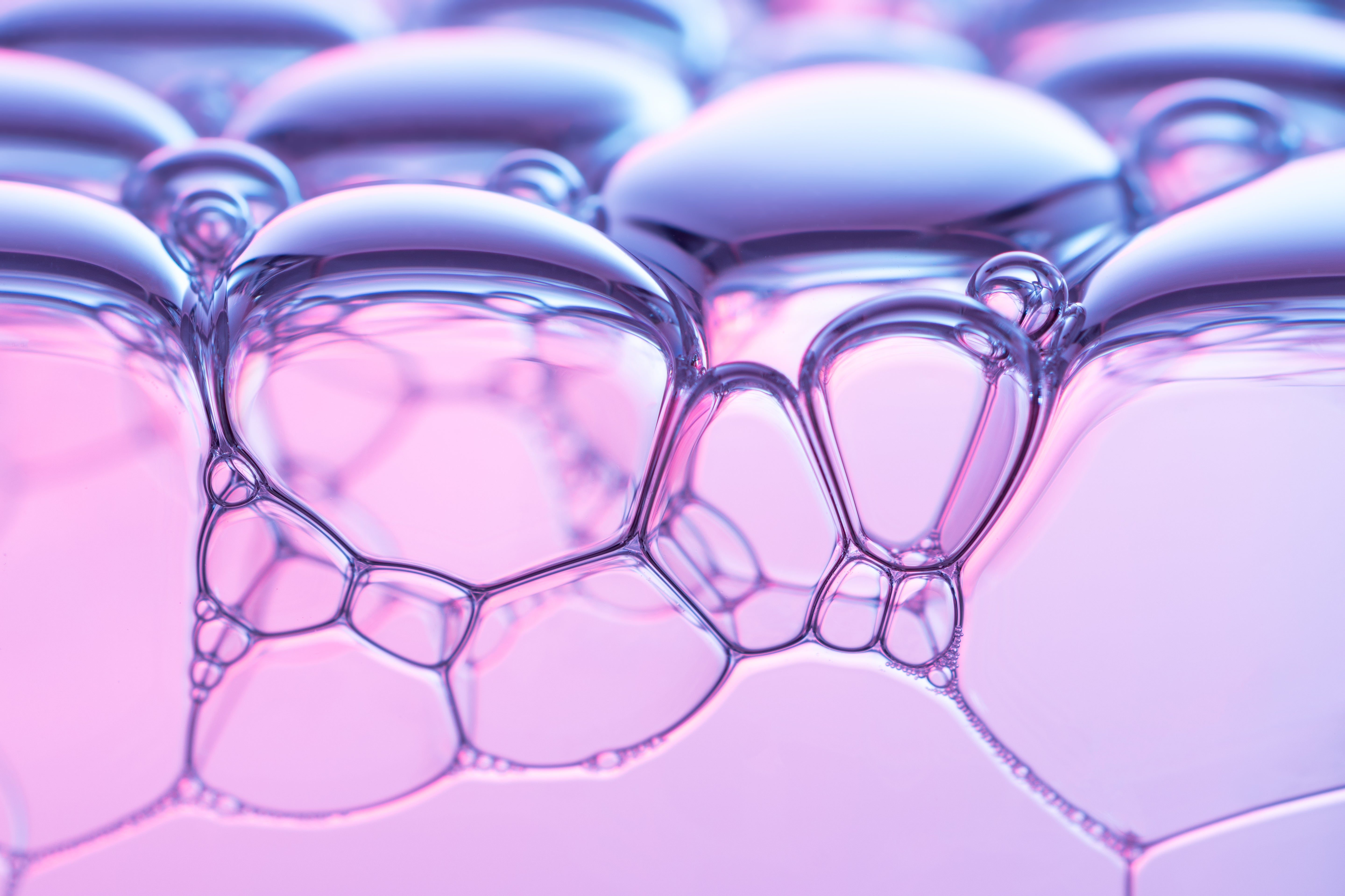 violette Flüssigkeit mit Luftblasen