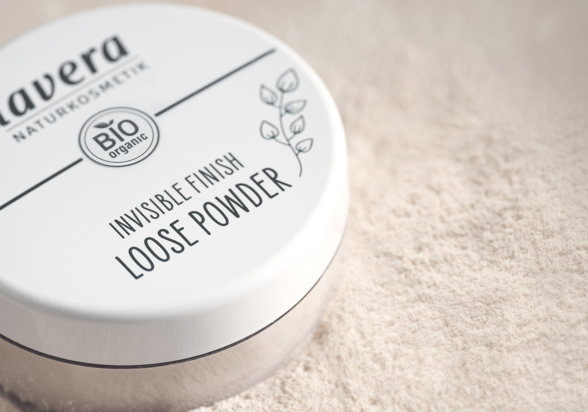 Invisible Loose Powder na białym pudrze