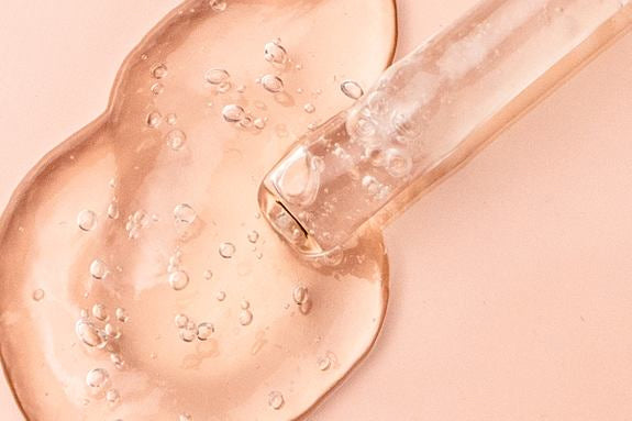 Transparentes Pflegegel mit Pipette in Nahaufnahme