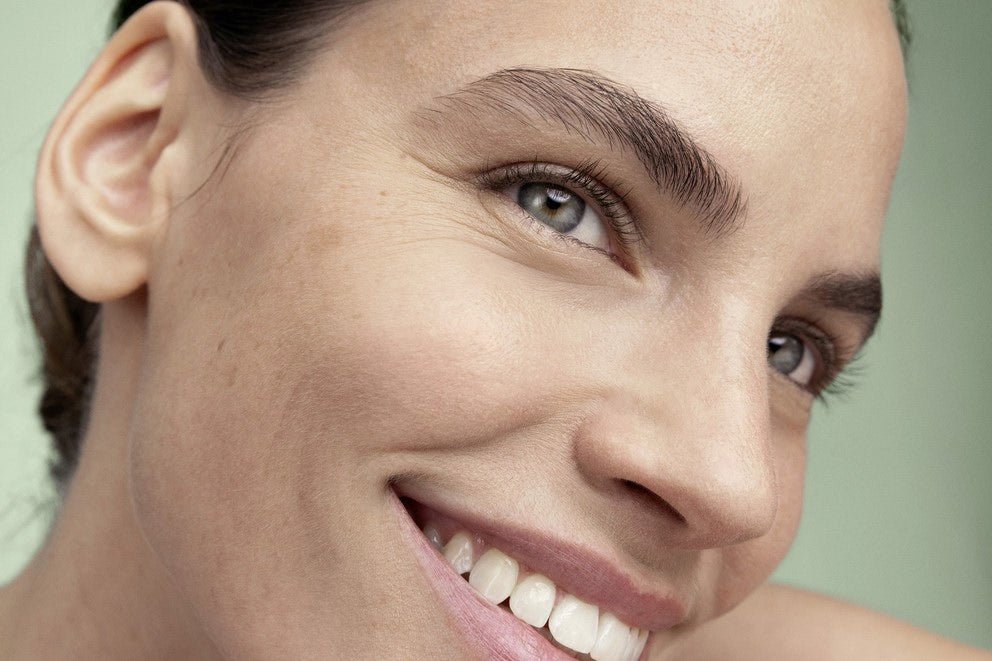 Nahaufnahme einer lächelnden Frau mit natürlichem Teint