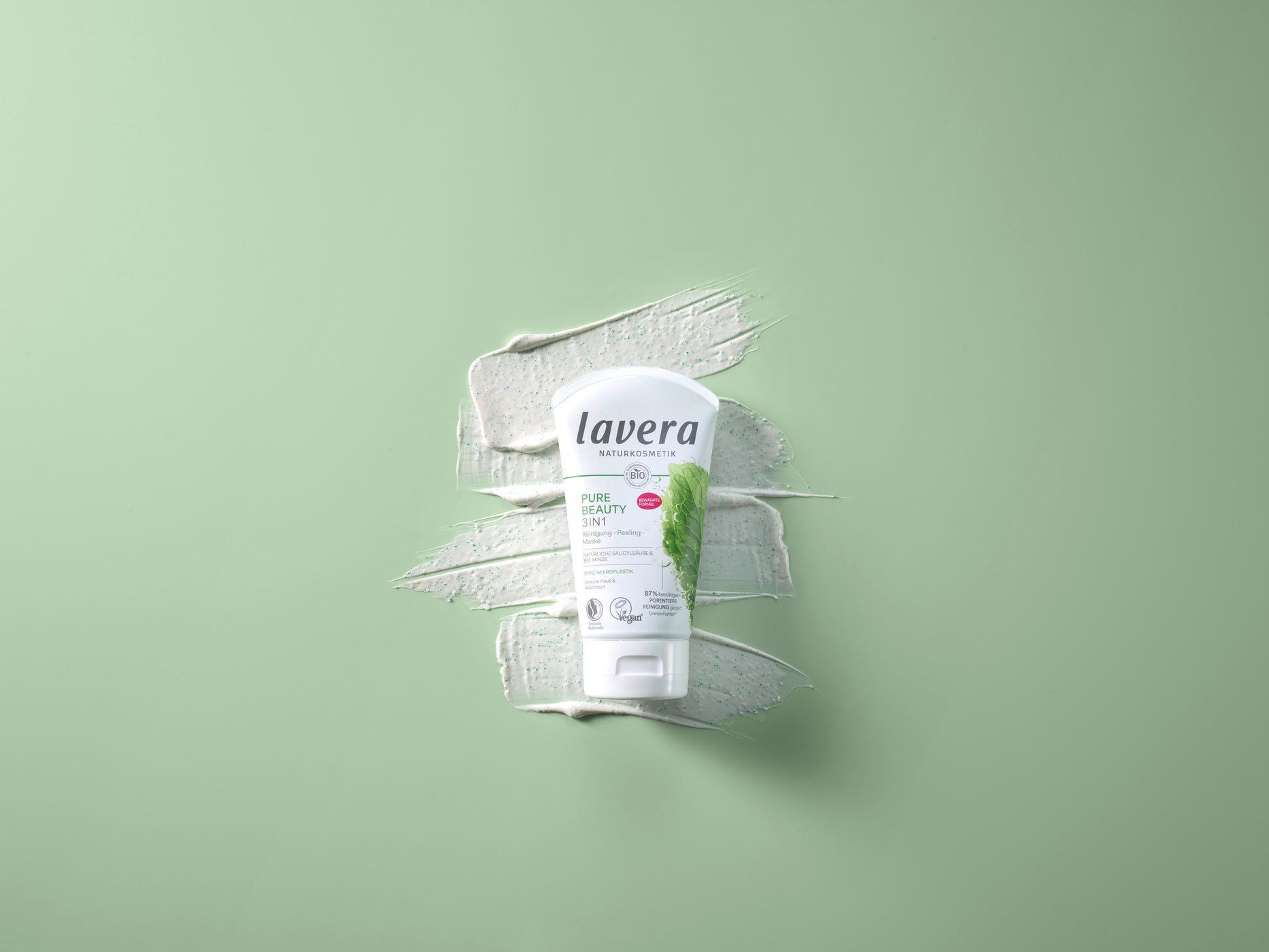 lavera Pure Beauty 3in1 Tube auf Creme-Swatches, mintgrüner Hintergrund