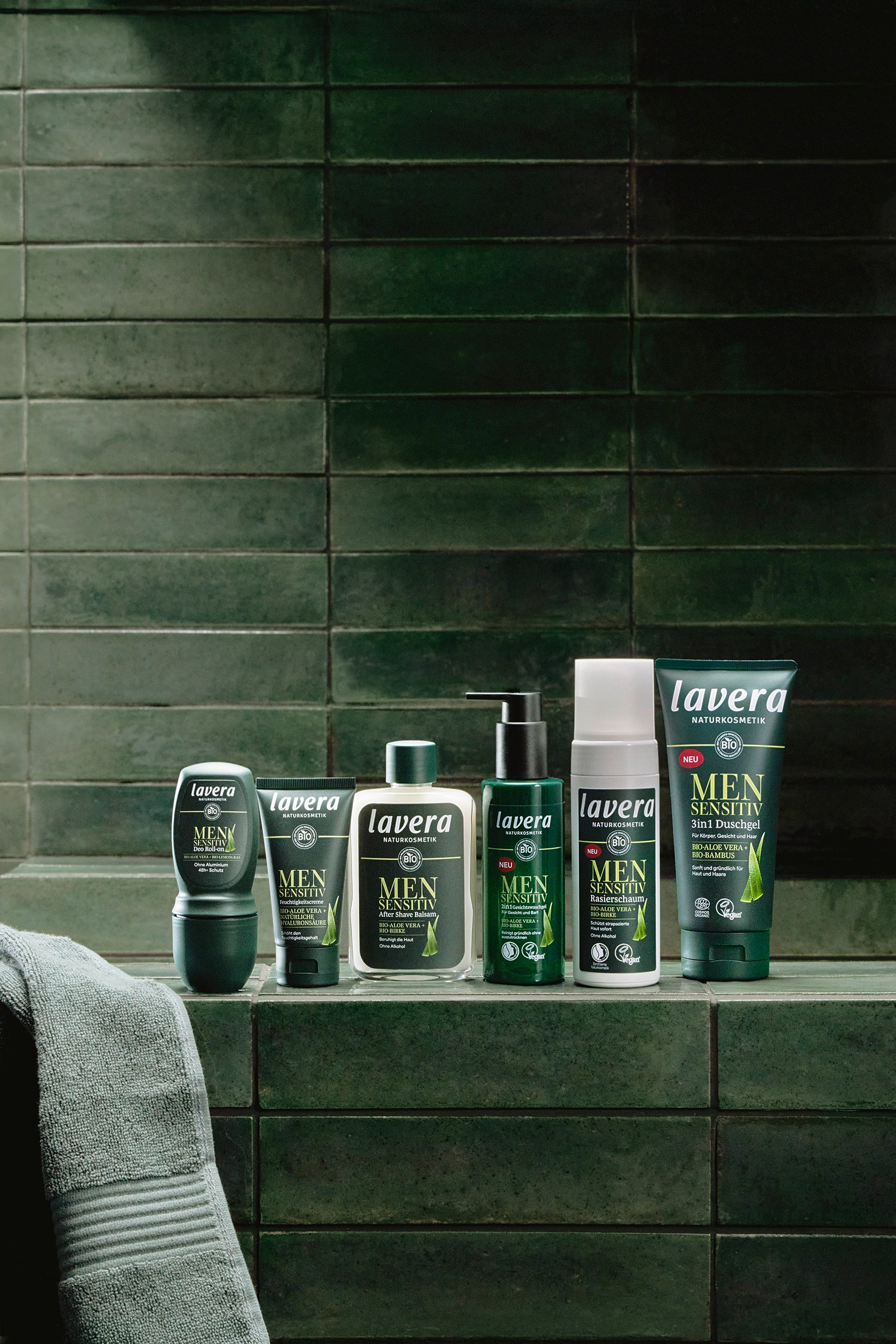 Die komplette Men sensitive Range auf einem Fliesenvorsprung im Bad