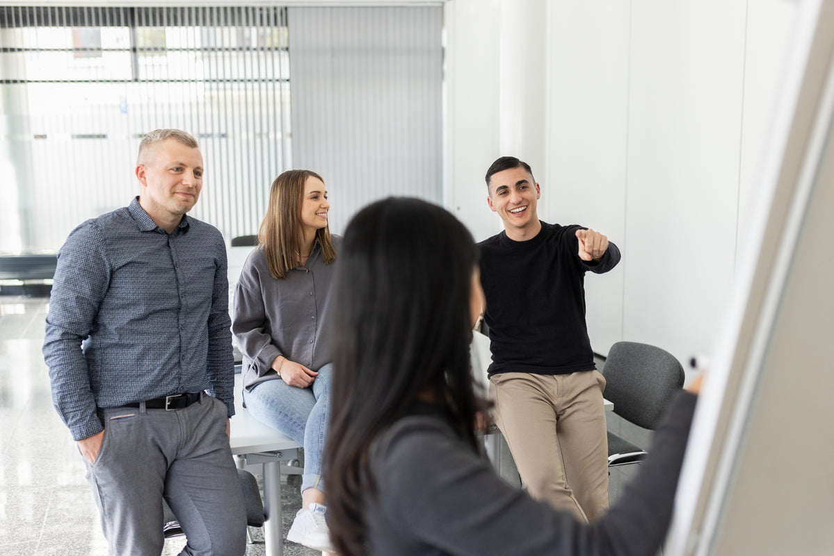 Czworo pracowników lavera w jasnym pomieszczeniu z białymi ścianami