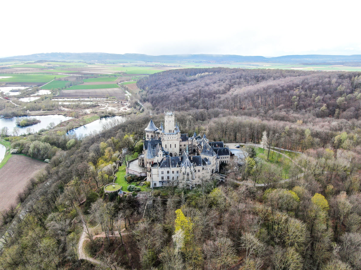 Zamek Marienburg z góry z naturą wokół