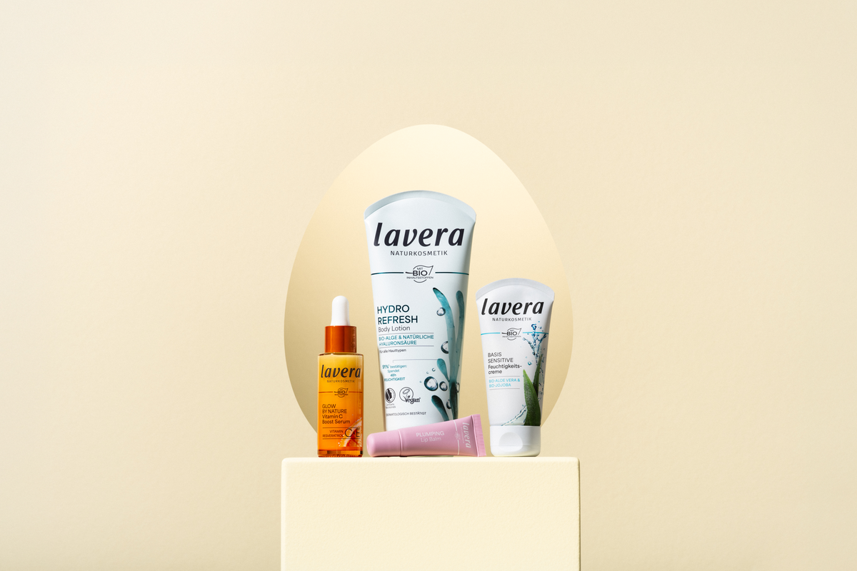 lavera Produkte auf einem Sockel vor einem Osterei