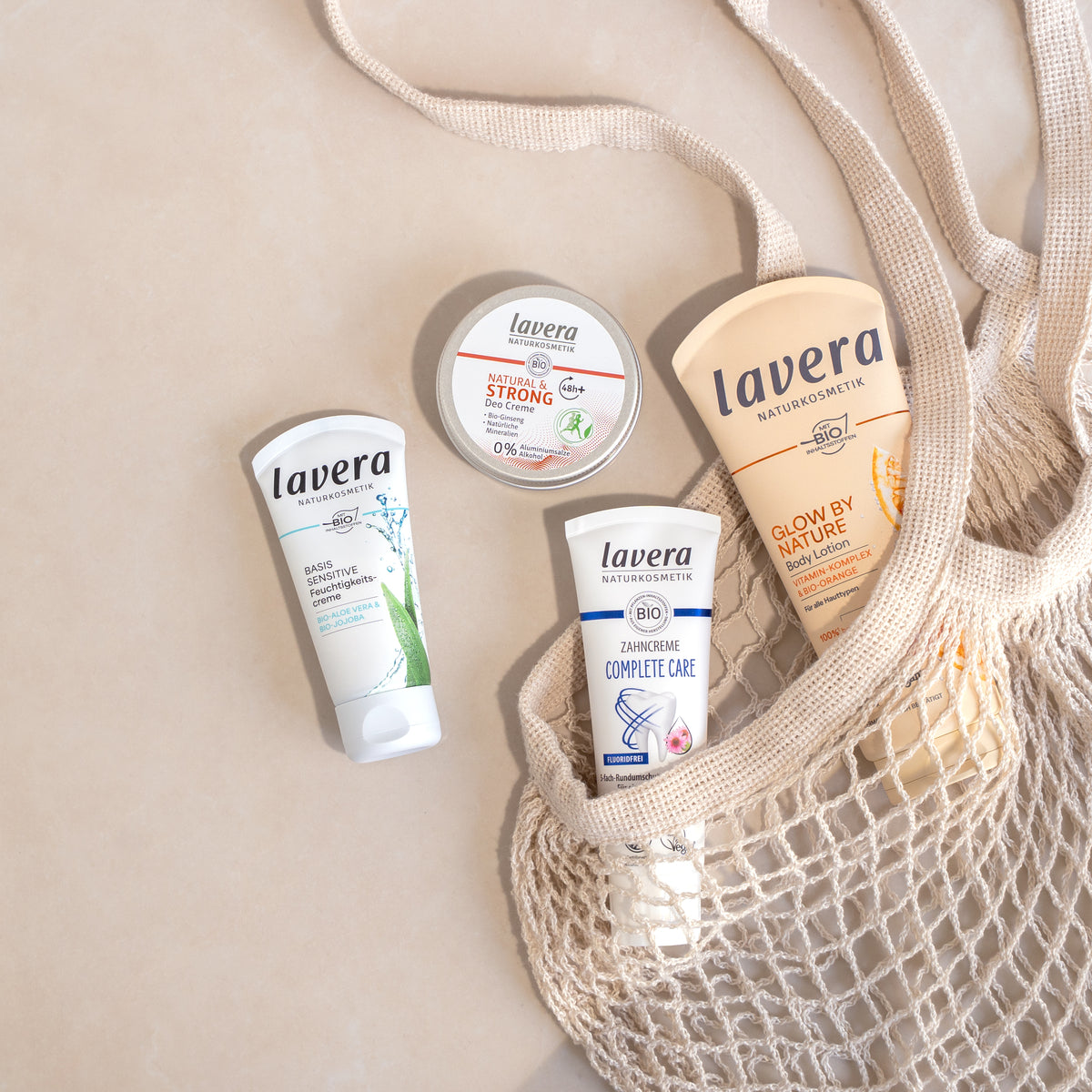 Verschiedene lavera Produkte in einem Einkaufsbeutel aus Soff