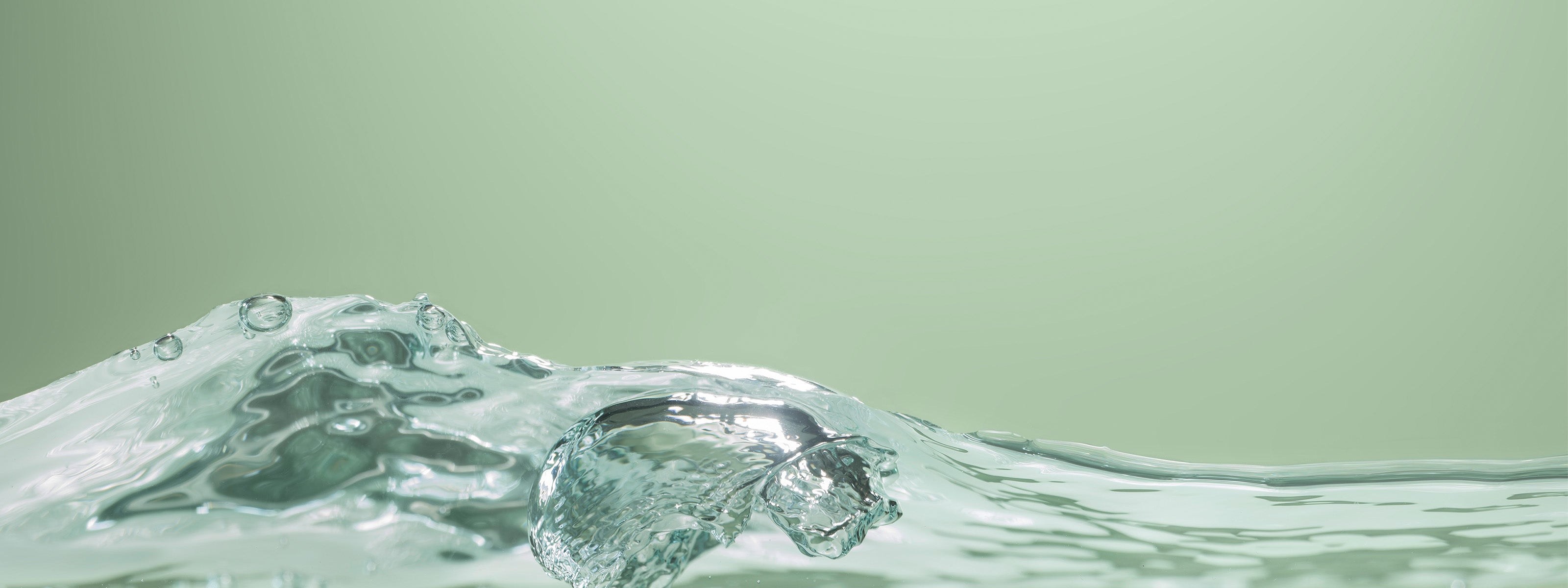 Bewegendes Wasser auf grünem Hintergrund