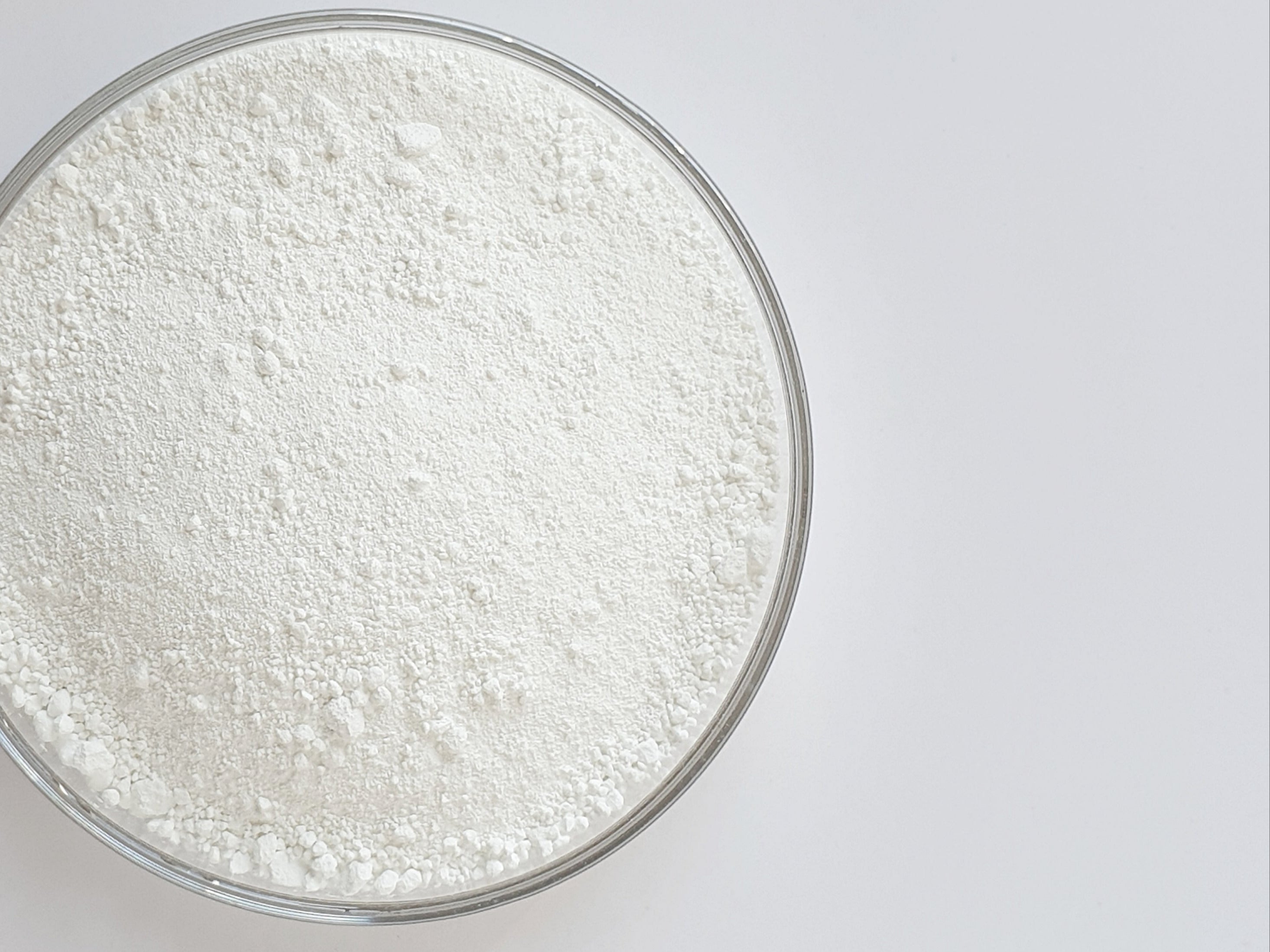 Zinklaktatpulver im Schüssel aus Glas von oben