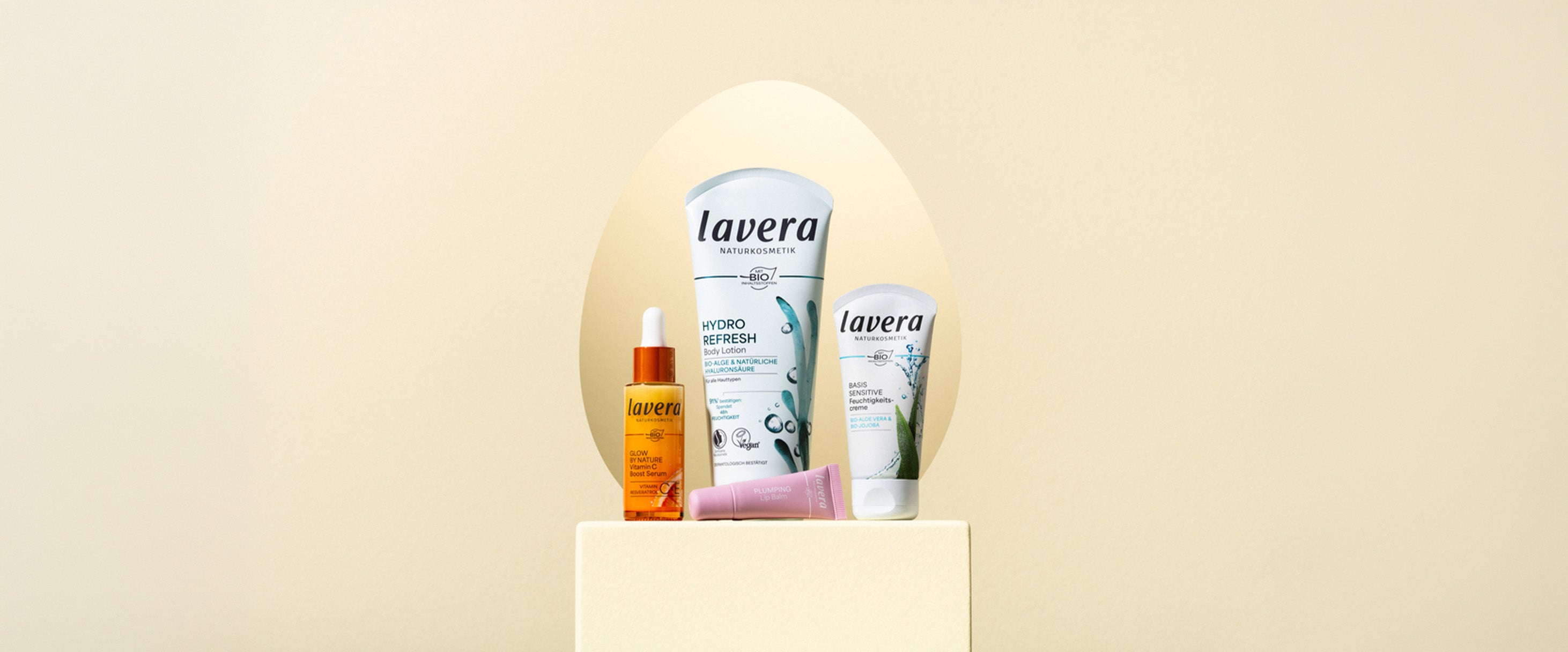 lavera Produkte auf einem Sockel vor einem Osterei