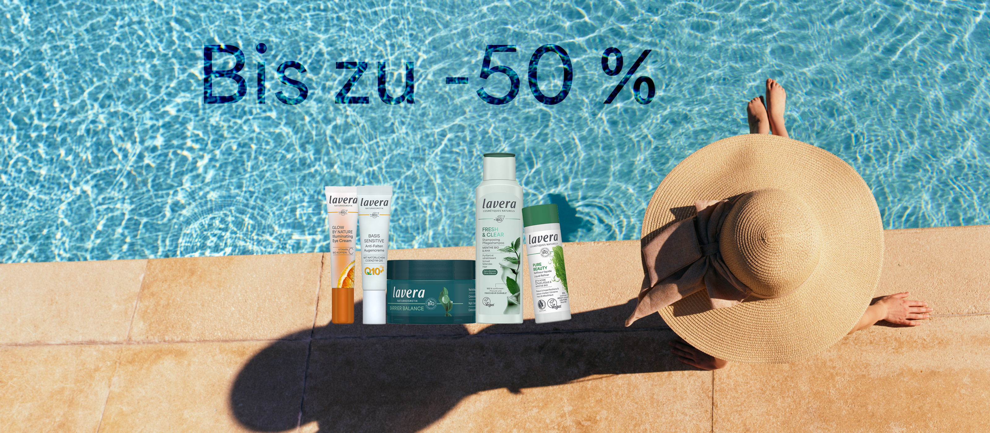 Frau mit Sonnenhut am Pool, mit verschiedenen lavera Produkten und Rabatt Banner im Bild