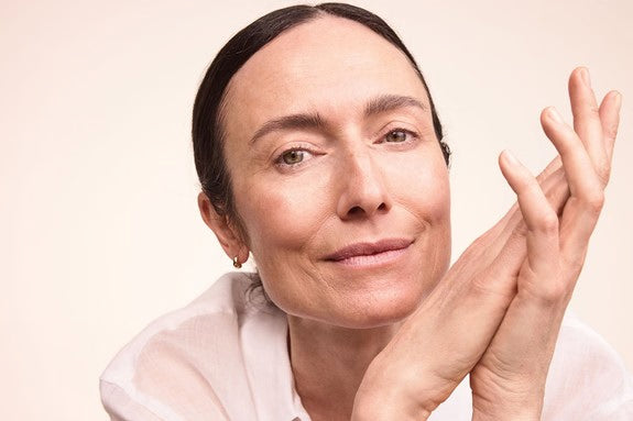 Portret dojrzałej kobiety z naturalnym makijażem