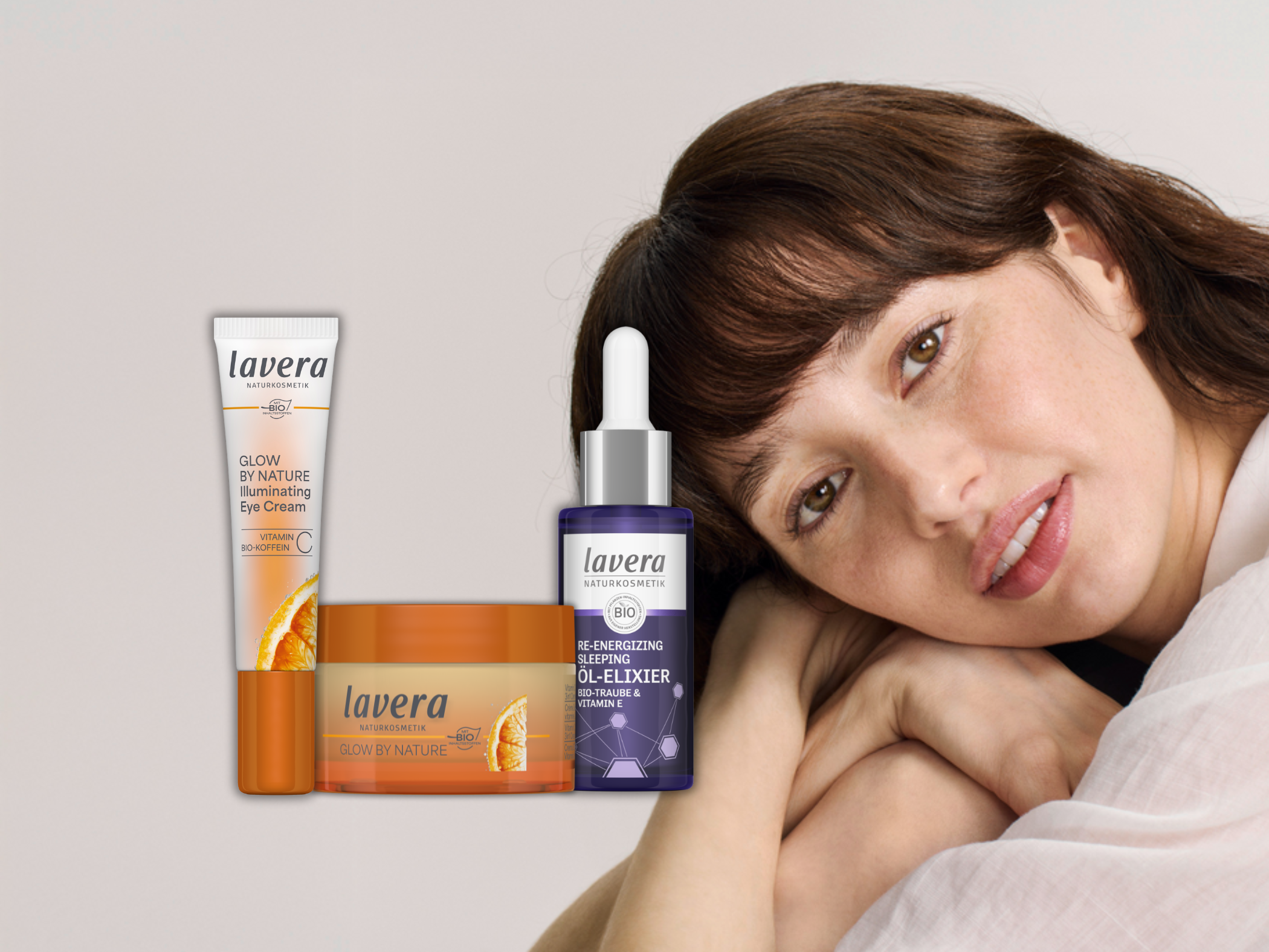 Frau mit dem Day & Night Set aus den lavera Wilkommens-Aktionen